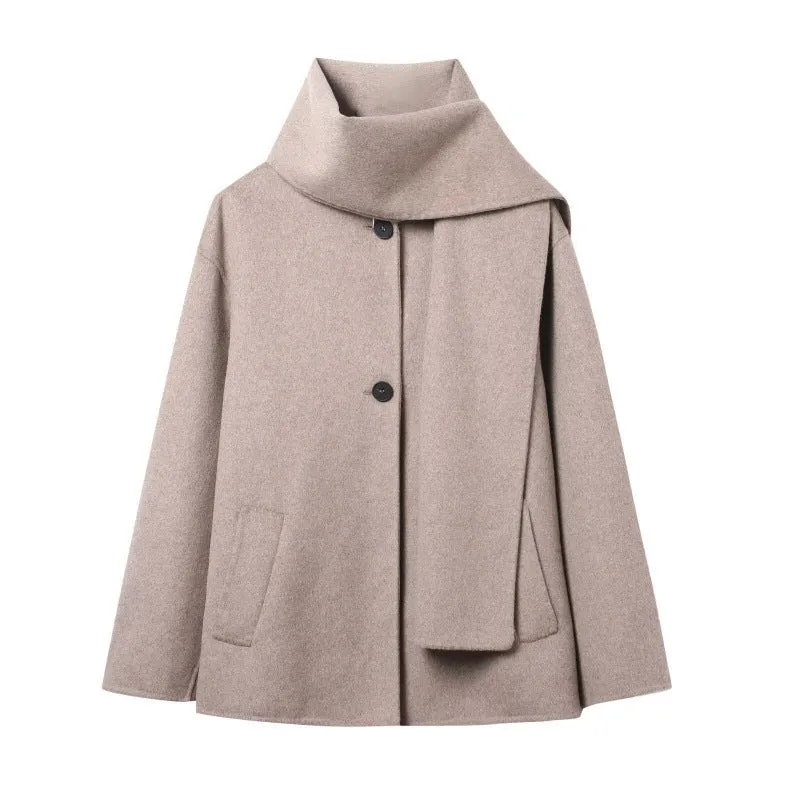 Damen Kurzcape‑Mantel mit überlappendem Schalkragen und verdeckter Knopfleiste Drune
