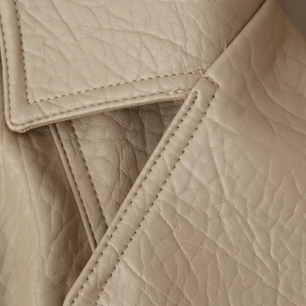 Damen Kurzblouson aus Kunstleder mit zweireihiger Knopfleiste, breitem Revers und gerafftem Bund Drune