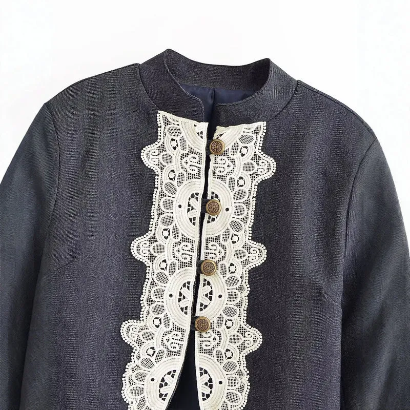 Damen Kurzblazer im Bolero‑Schnitt mit Spitzenbesatz und dekorativen Knöpfen Drune
