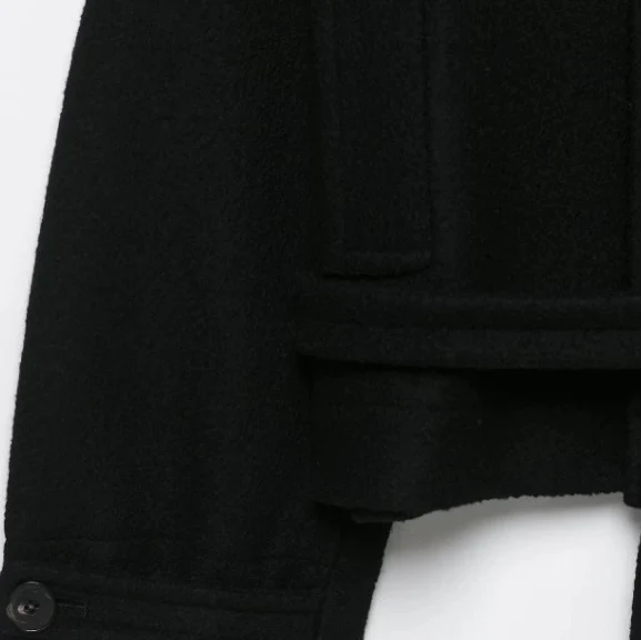 Damen Kurz geschnittener Duffle‑Cape‑Mantel mit hohem Funnelkragen, Knebelverschlüssen und Bindegürtel Drune
