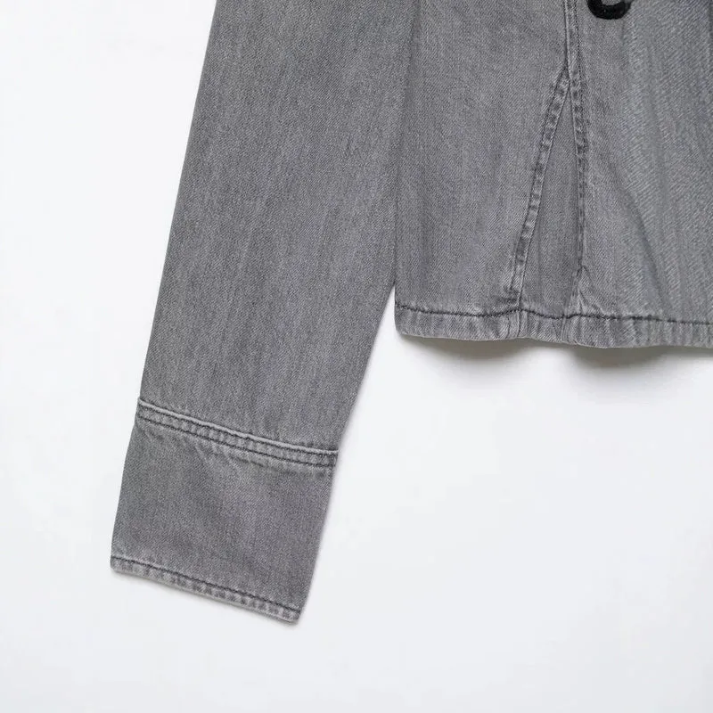 Damen Cropped Jeansjacke mit Mandarin‑Kragen und dekorativen Zierknoten Drune