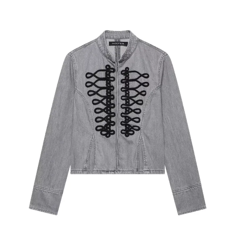 Damen Cropped Jeansjacke mit Mandarin‑Kragen und dekorativen Zierknoten Drune