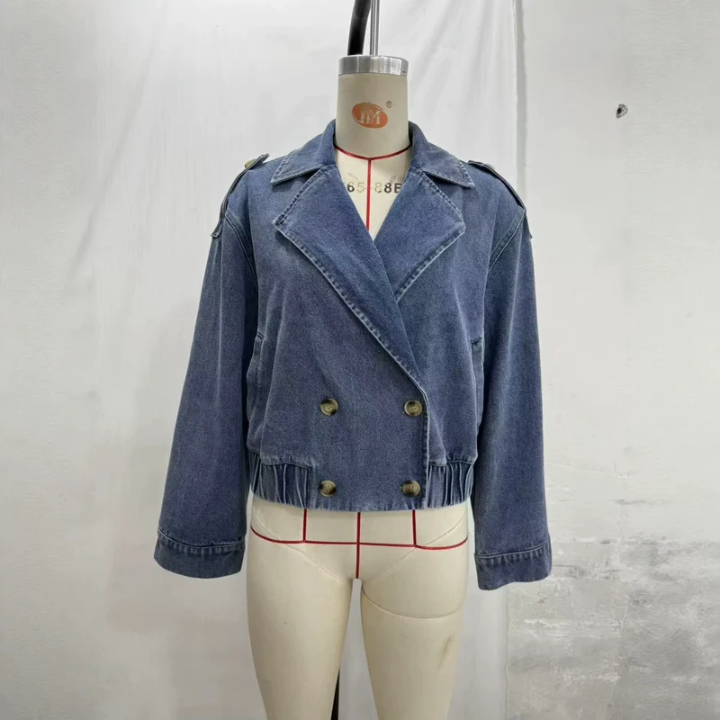 Damen Cropped Jeansjacke im Trench‑Stil mit doppelreihiger Knopfleiste und Schulterklappen Drune