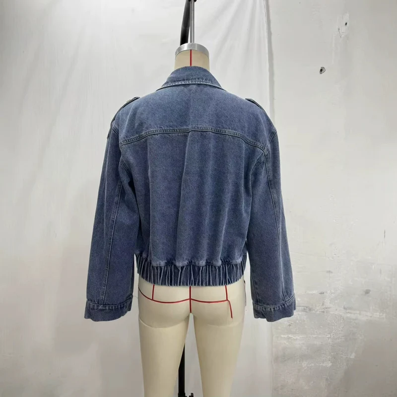 Damen Cropped Jeansjacke im Trench‑Stil mit doppelreihiger Knopfleiste und Schulterklappen Drune