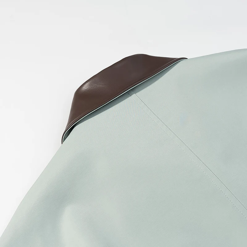 Damen Boxy-Übergangsjacke aus veganer Glattlederoptik mit kontrastierendem Hemdkragen und Pattentaschen Drune