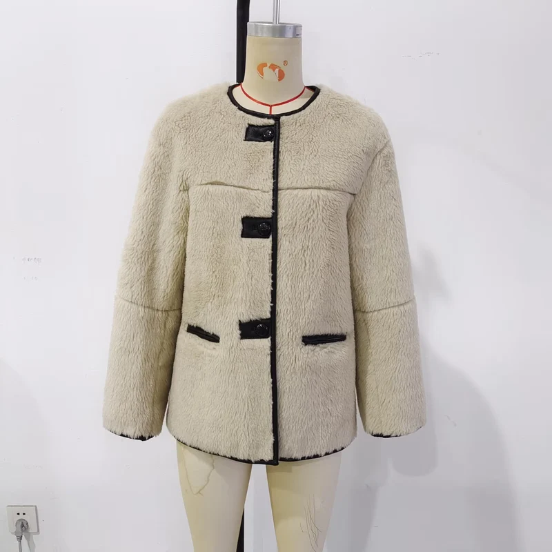 Damen Boxy-Teddyjacke im Faux-Shearling mit Rundhals, Knopfverschluss und Lederpaspeln Drune