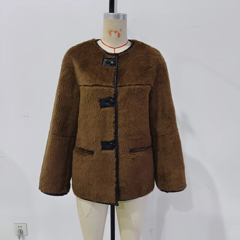 Damen Boxy-Teddyjacke im Faux-Shearling mit Rundhals, Knopfverschluss und Lederpaspeln Drune