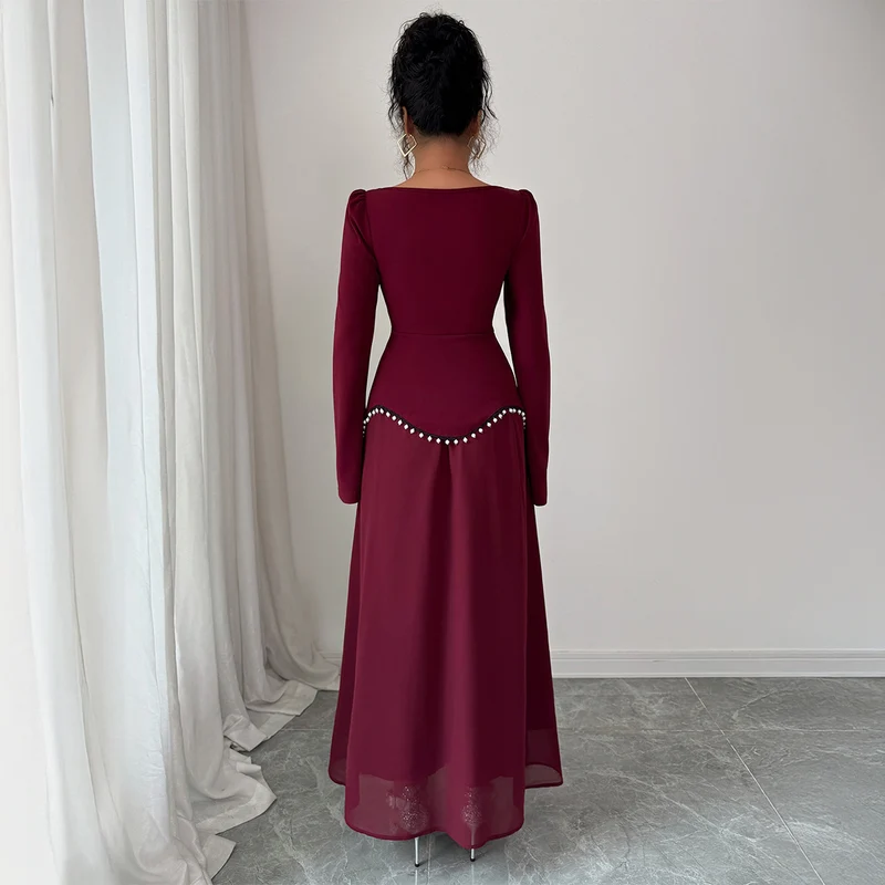 Damen nan elegantes Maxikleid mit quadratischem Ausschnitt, taillierter Schößchen-Passe und Perlenbordüre Drune