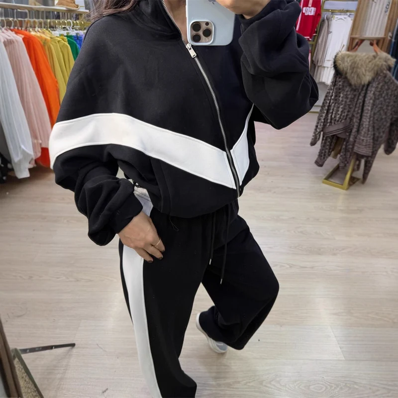 Damen Jogginganzug mit hohem Kragen und Kontraststreifen