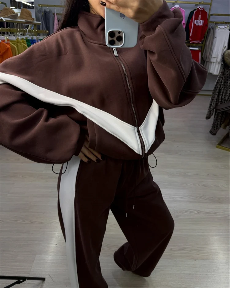 Damen Jogginganzug mit hohem Kragen und Kontraststreifen