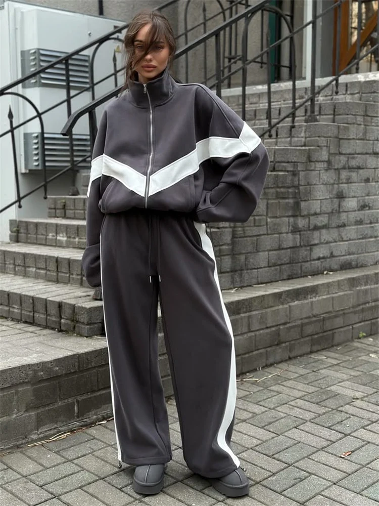 Damen Jogginganzug mit hohem Kragen und Kontraststreifen