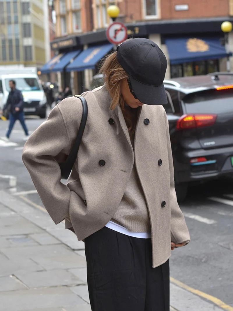 Drune | Damenjacke – Kurze Wolljacke in Beige mit Stehkragen & Knopfverschluss