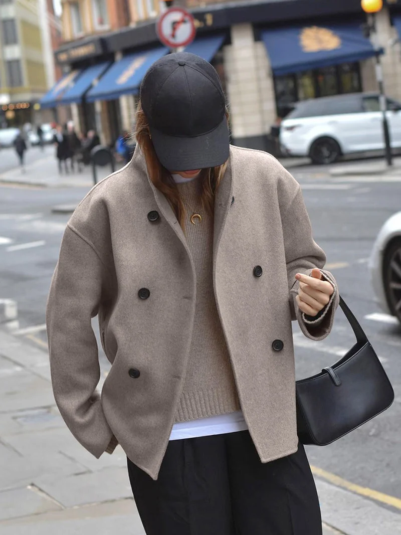 Drune | Damenjacke – Kurze Wolljacke in Beige mit Stehkragen & Knopfverschluss