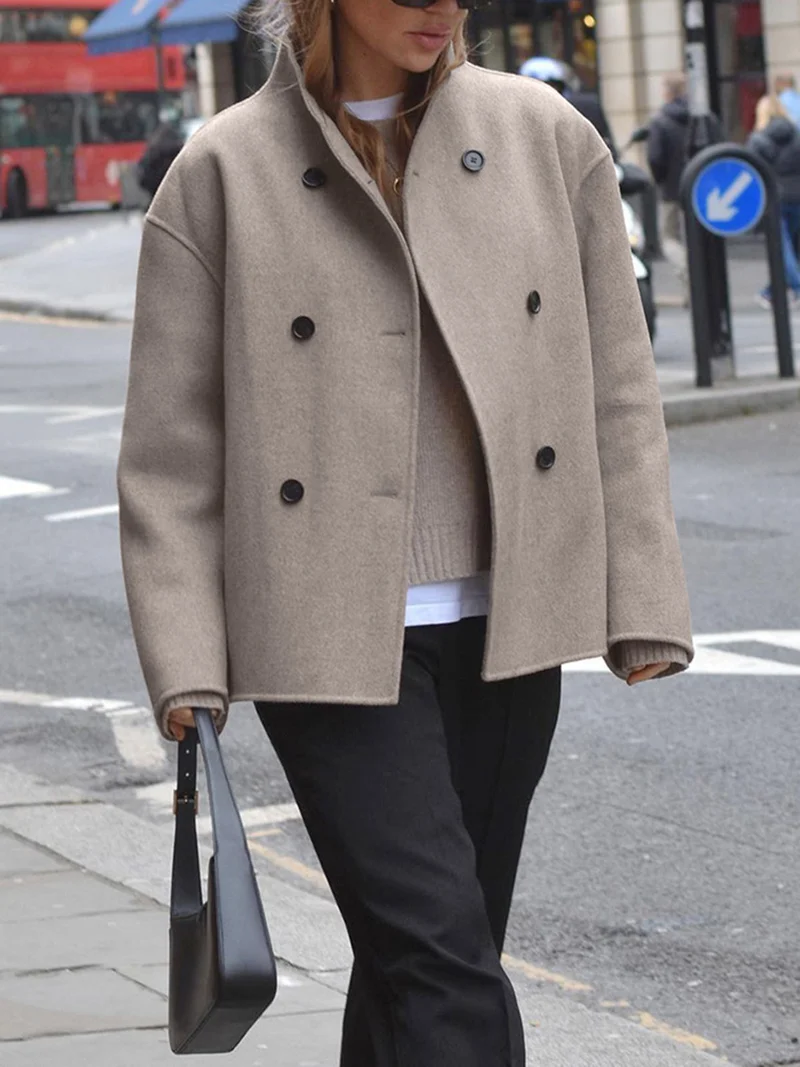 Drune | Damenjacke – Kurze Wolljacke in Beige mit Stehkragen & Knopfverschluss