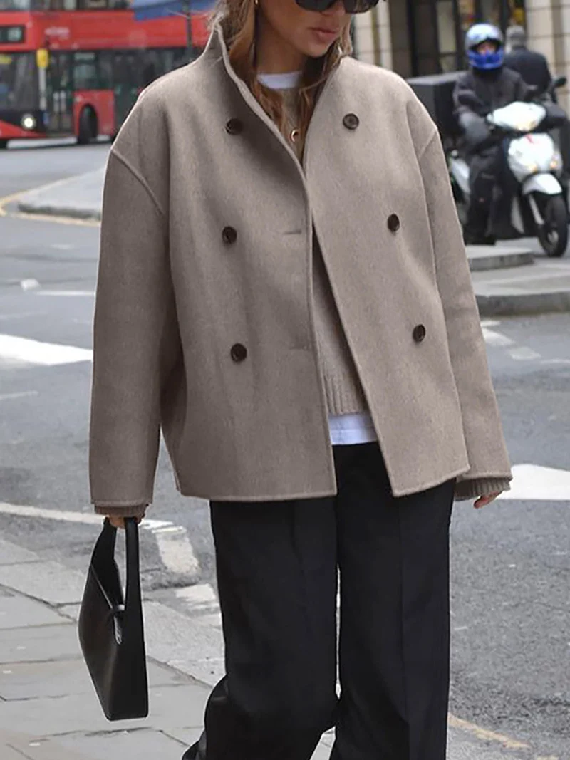 Drune | Damenjacke – Kurze Wolljacke in Beige mit Stehkragen & Knopfverschluss