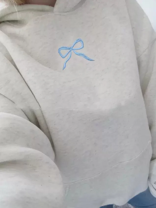 Damen Oversize Hoodie Sweatshirt mit zartem Stickdesign auf der Vorderseite und gesticktem Schriftzug auf der Rückseite Drune