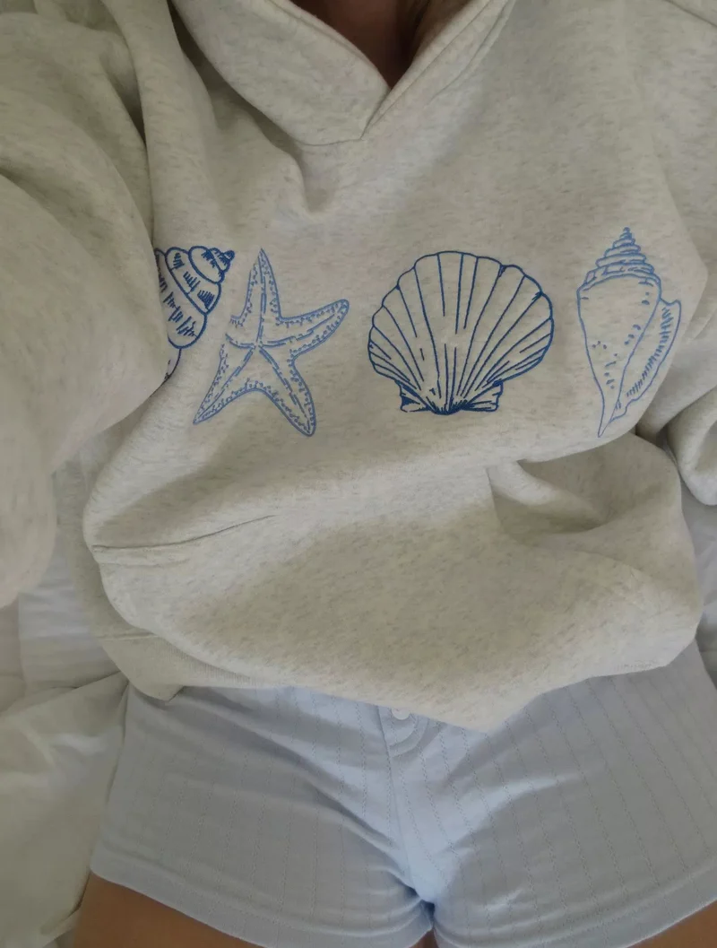 Damen Oversize Hoodie Sweatshirt mit zartem Stickdesign auf der Vorderseite und gesticktem Schriftzug auf der Rückseite Drune