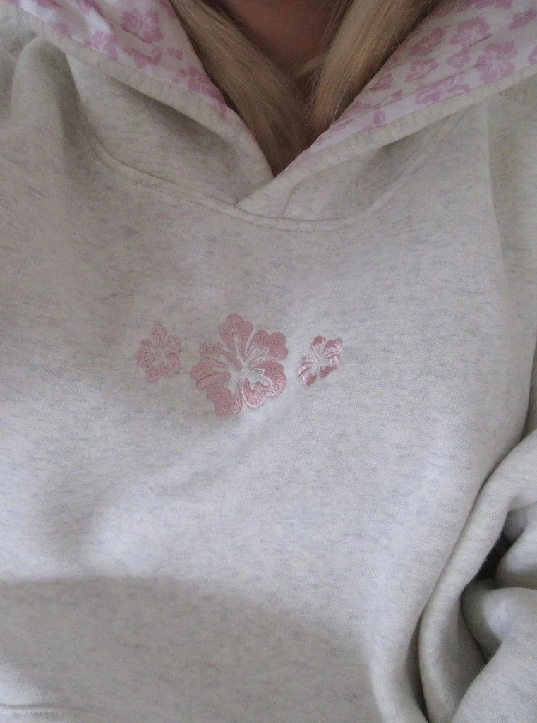 Damen Oversize Hoodie Sweatshirt mit zartem Stickdesign auf der Vorderseite und gesticktem Schriftzug auf der Rückseite Drune