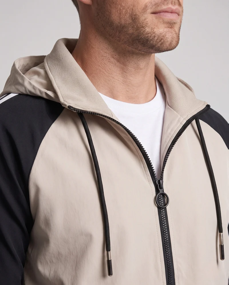 Leichte sportliche Herrenjacke mit Kapuze Drune