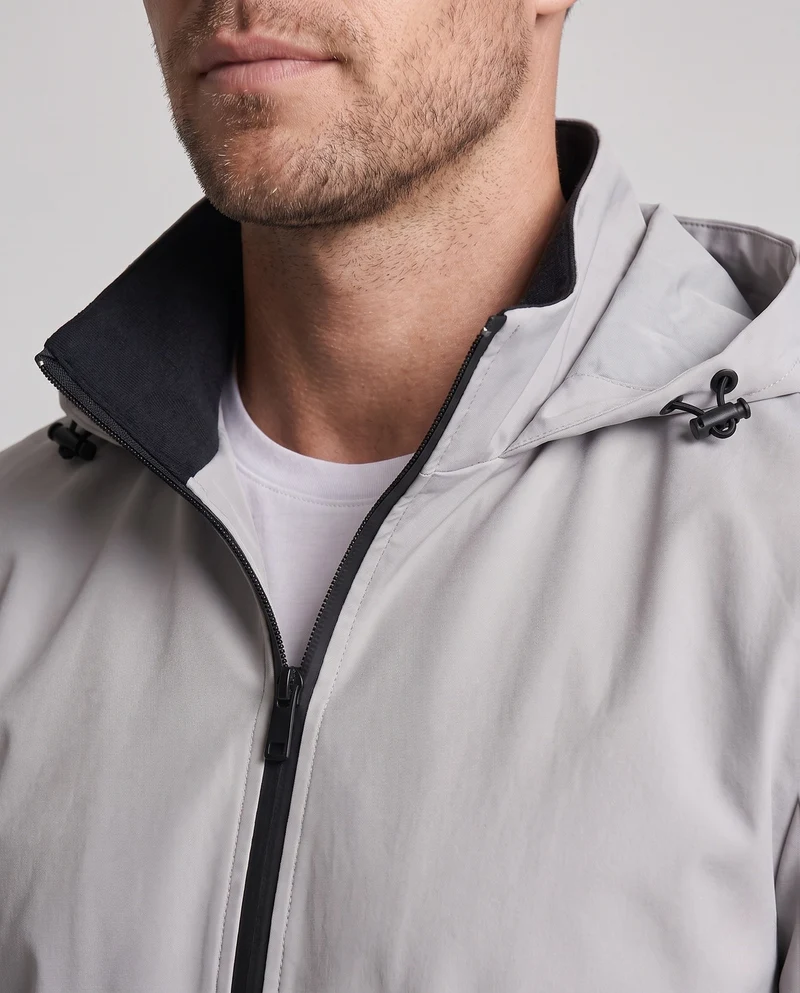 Männliche sportliche Trainingsjacke mit passender Jogginghose Drune