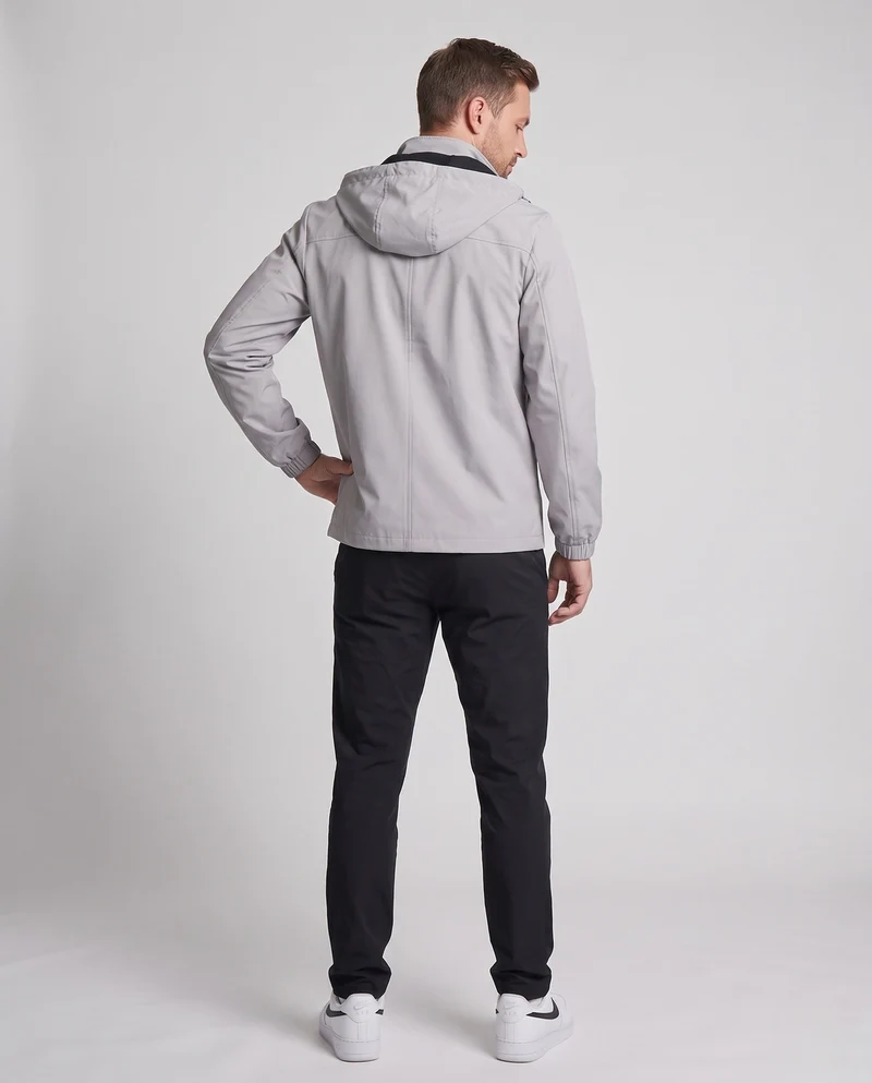 Männliche sportliche Trainingsjacke mit passender Jogginghose Drune