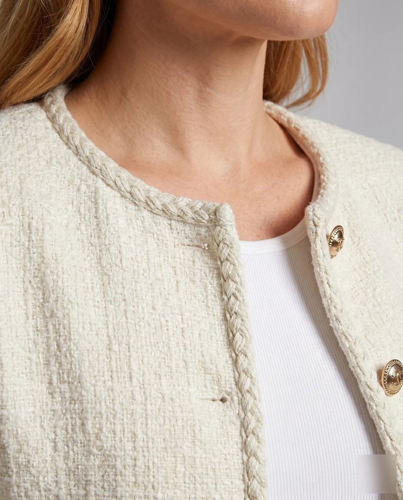Damen Elegante Boucle-Jacke mit goldenen Knöpfen und dekorativen Taschen