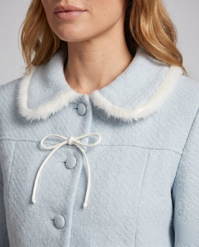 Damen Elegante Boucle-Jacke mit Klassischem Kragen und Dekorativem Schal