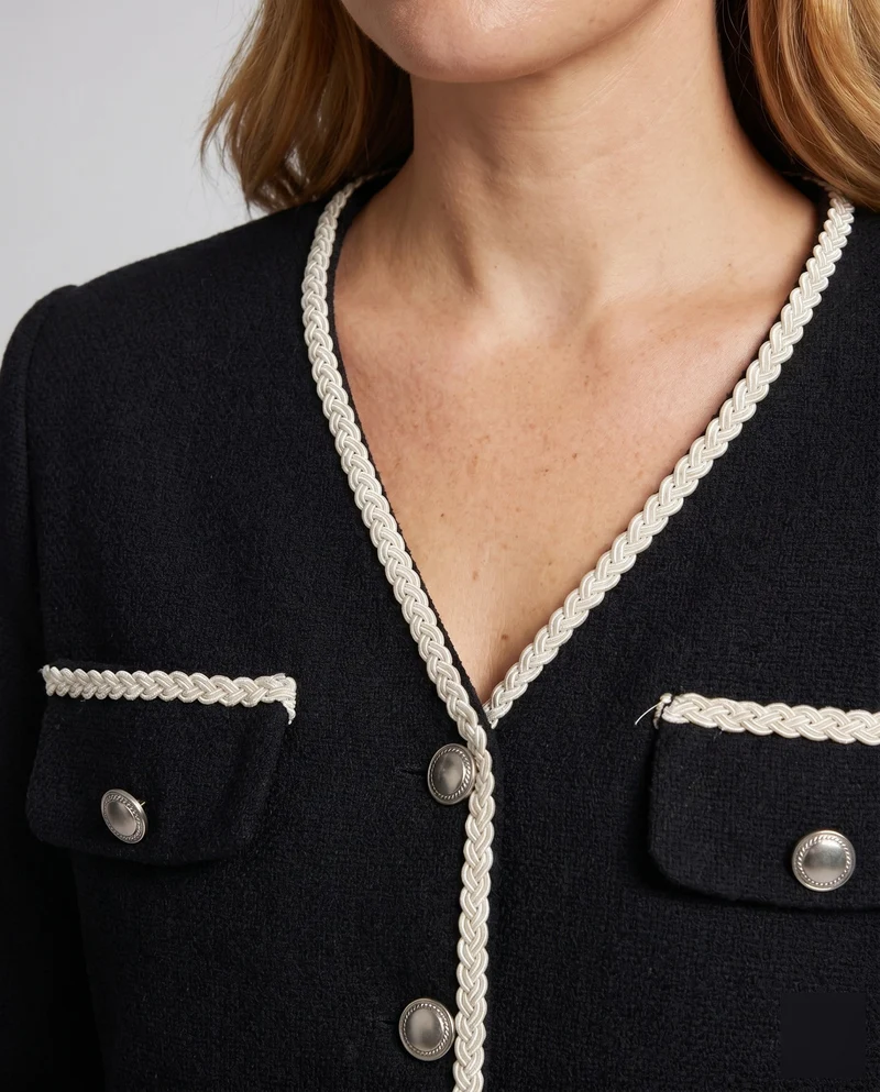 Frauen Elegante Jacke mit Vintage-Details und Fließendem Maxikleid