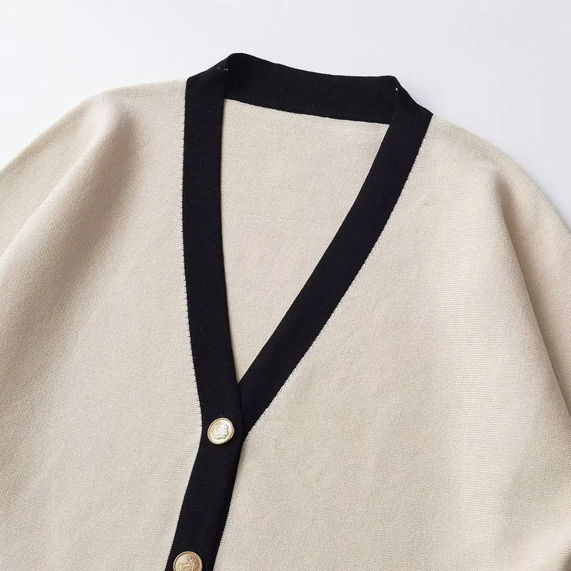 Damen Kurzärmeliges Strickponcho-Cardigan mit Kontrastblende und dekorativen Goldknöpfen Drune