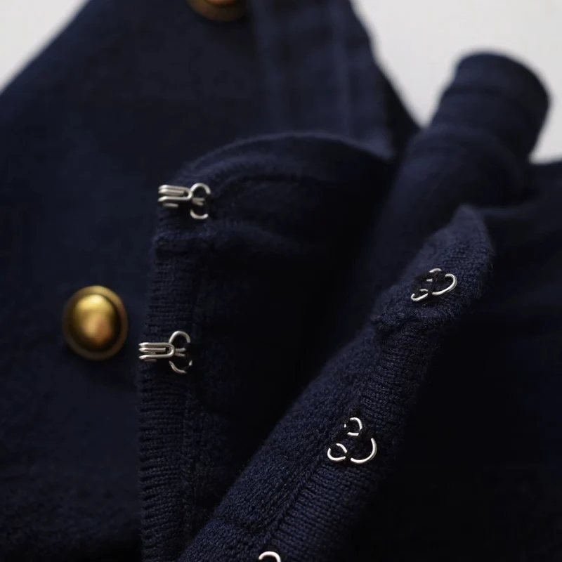 Damen Kragenloser, kurzgeschnittener Offiziersblazer mit goldenen Zierknöpfen Drune