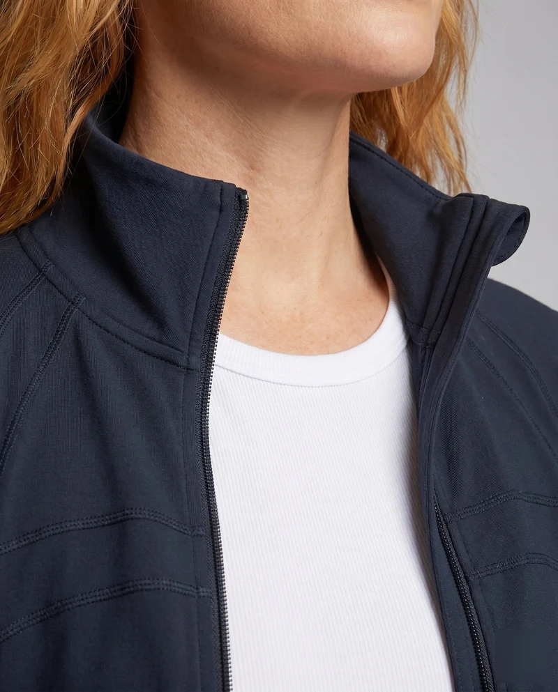 Damen Sportjacke mit innovativem Reißverschluss und figurbetontem Schnitt