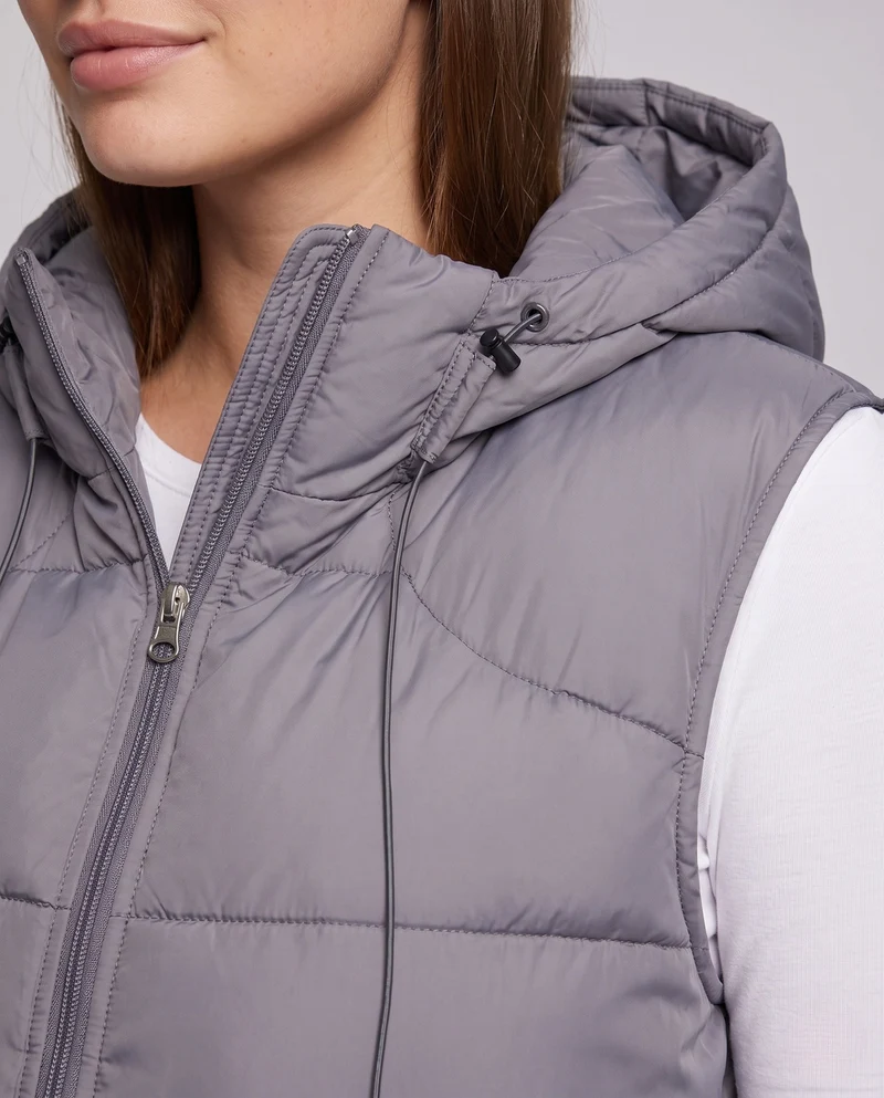 Damen ärmellose thermo-steppweste mit Kapuzenpasse, verdecktem Reißverschluss und verstellbarem Kordelzug.