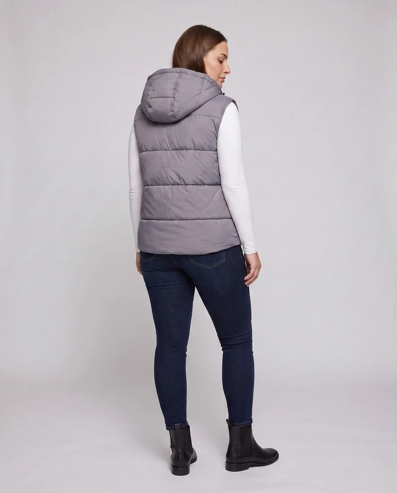 Damen ärmellose thermo-steppweste mit Kapuzenpasse, verdecktem Reißverschluss und verstellbarem Kordelzug.
