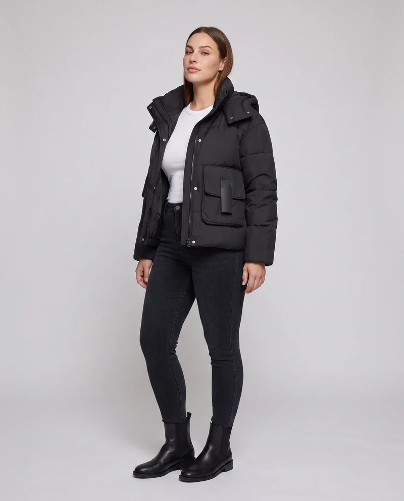 Damen Nan Boxy gepolsterter Alltags-Puffer mit seitlichen Cargo-Flaps und ergonomischem Schulterbesatz