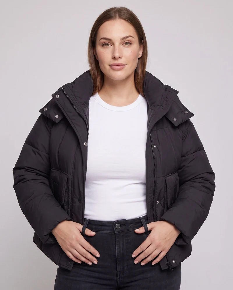 Damen Nan Boxy gepolsterter Alltags-Puffer mit seitlichen Cargo-Flaps und ergonomischem Schulterbesatz