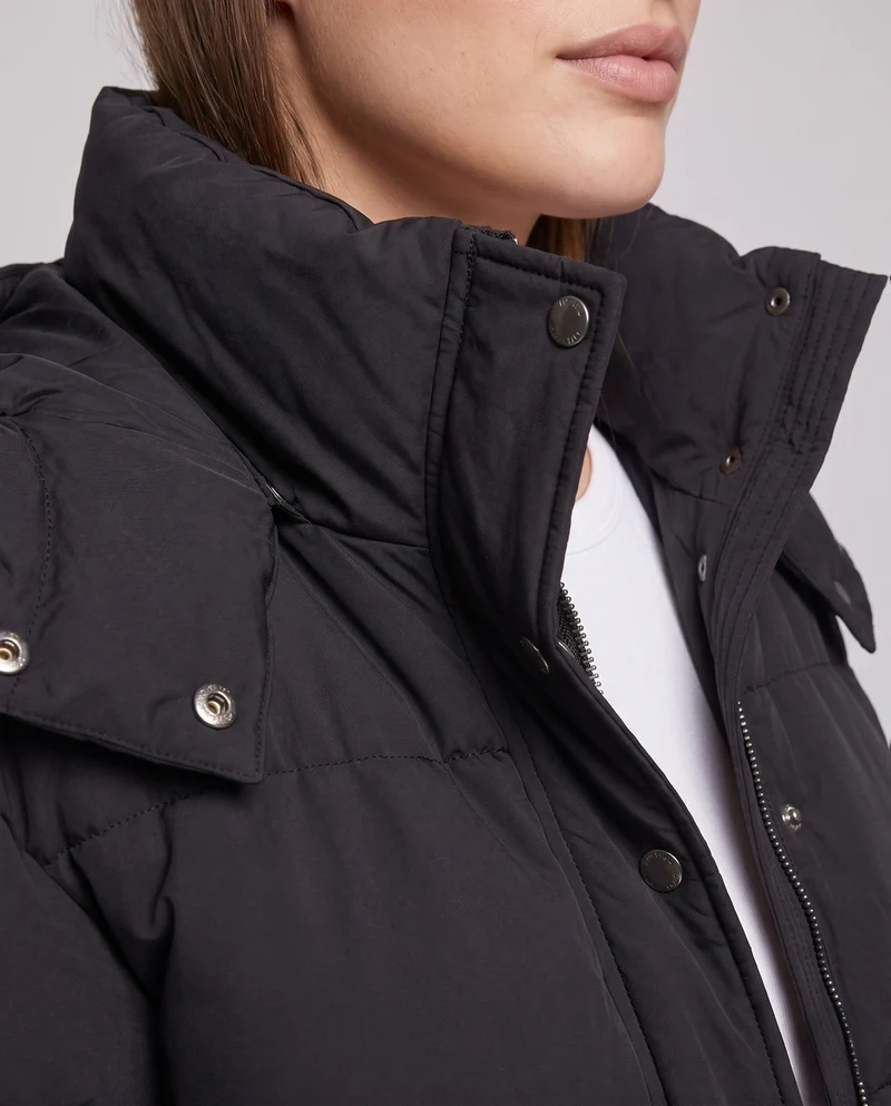 Damen Nan Boxy gepolsterter Alltags-Puffer mit seitlichen Cargo-Flaps und ergonomischem Schulterbesatz