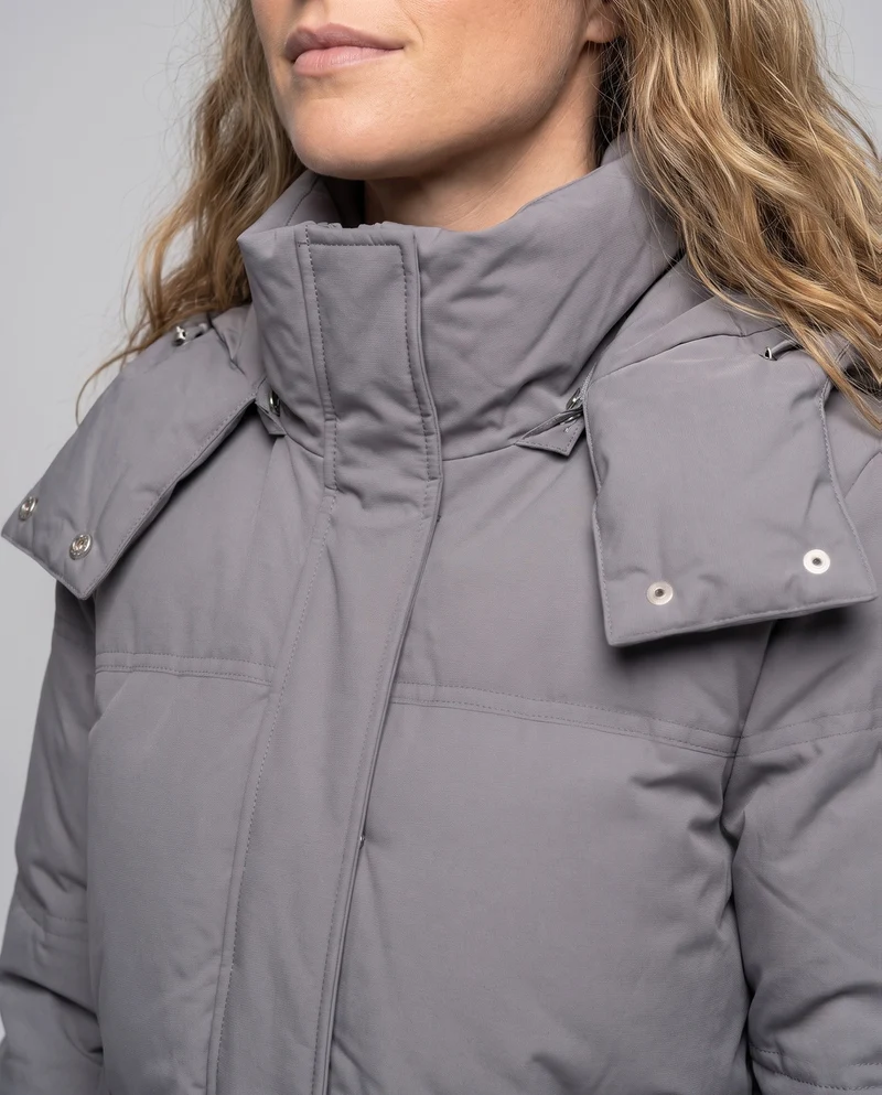 Damen Nan Boxy gepolsterte kurze gesteppte Anorak mit ergonomischer Kapuzenverzierung und extragroßen Klapptaschen
