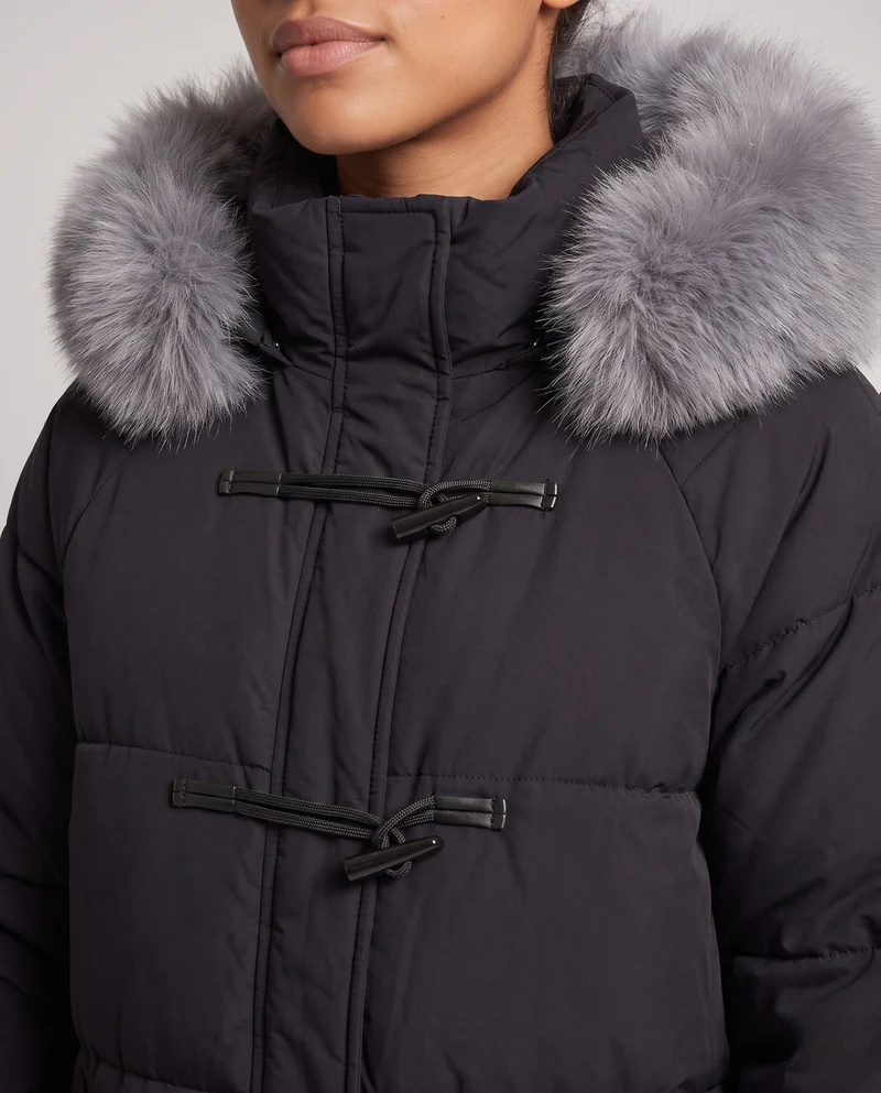 Damen extra langer oversized Puffermantel mit voluminöser Kapuze, abnehmbarer Kunstfellverzierung und lärmminderndem Außenmaterial