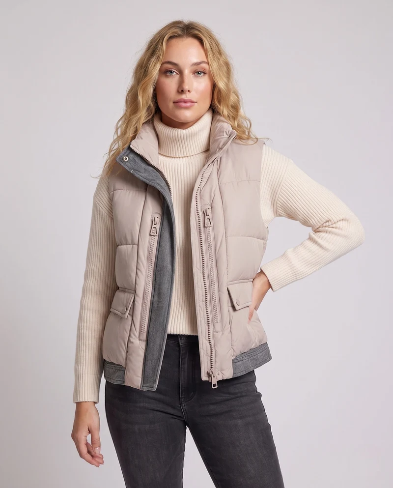 Damen gesteppte ärmellose Weste mit hohem Kragen, Jeans-Look Innentasche und verdeckten Reißverschlusstaschen
