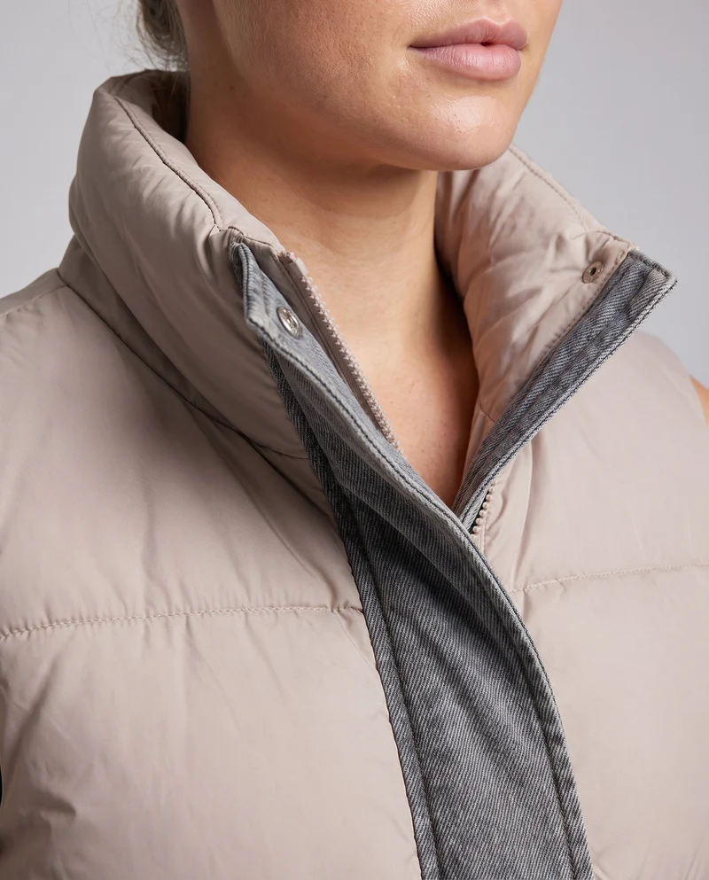 Damen gesteppte ärmellose Weste mit hohem Kragen, Jeans-Look Innentasche und verdeckten Reißverschlusstaschen