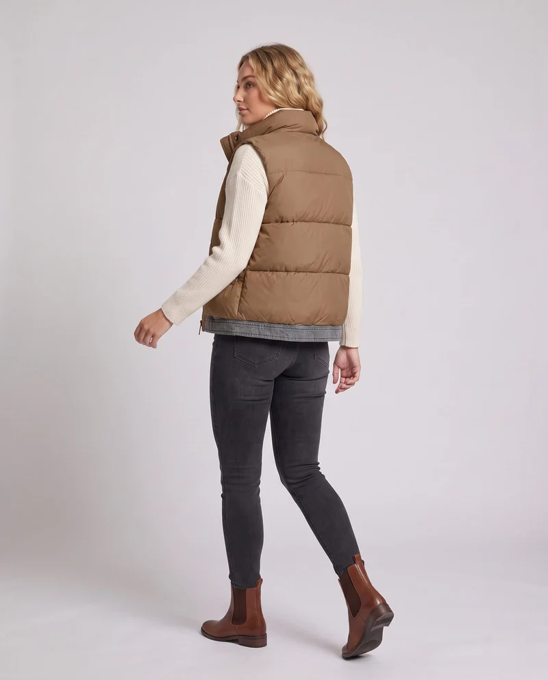 Damen gesteppte ärmellose Weste mit hohem Kragen, Jeans-Look Innentasche und verdeckten Reißverschlusstaschen