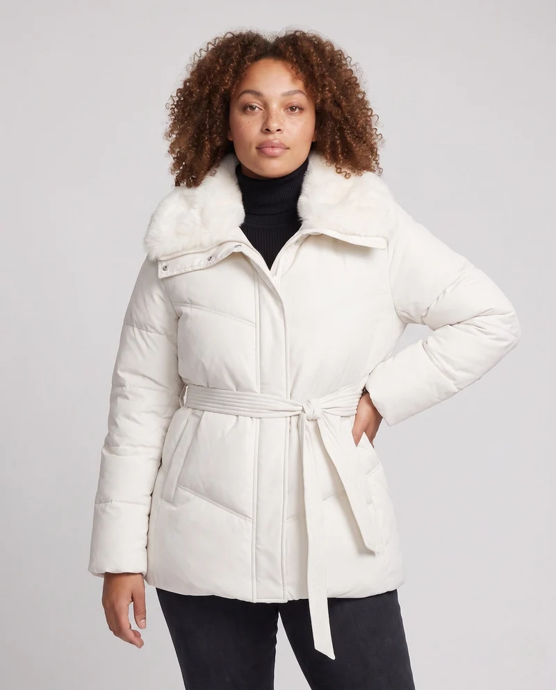Damen gesteppte Winterjacke mit tailliertem Gürtel und abnehmbarer Kunstfellkapuze