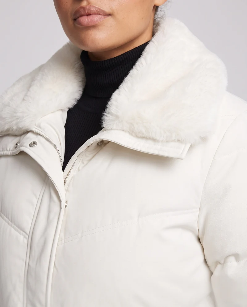 Damen gesteppte Winterjacke mit tailliertem Gürtel und abnehmbarer Kunstfellkapuze
