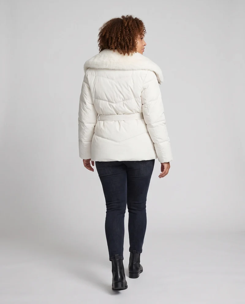 Damen gesteppte Winterjacke mit tailliertem Gürtel und abnehmbarer Kunstfellkapuze