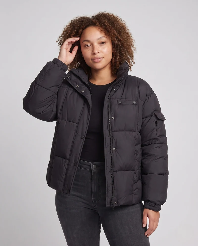 Damen Nano-Kompakt Boxy Ge quiltete Jacke mit hoch schließendem Stehkragen, verdecktem Reißverschluss und funktionaler Armtasche