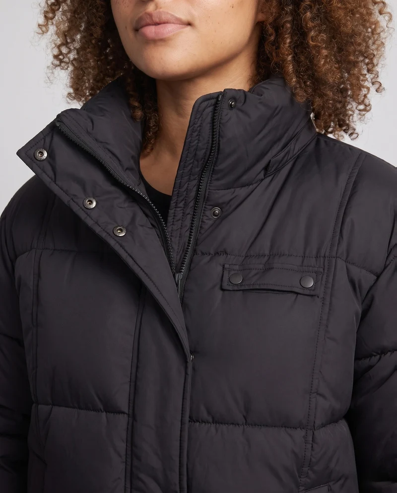 Damen Nano-Kompakt Boxy Ge quiltete Jacke mit hoch schließendem Stehkragen, verdecktem Reißverschluss und funktionaler Armtasche