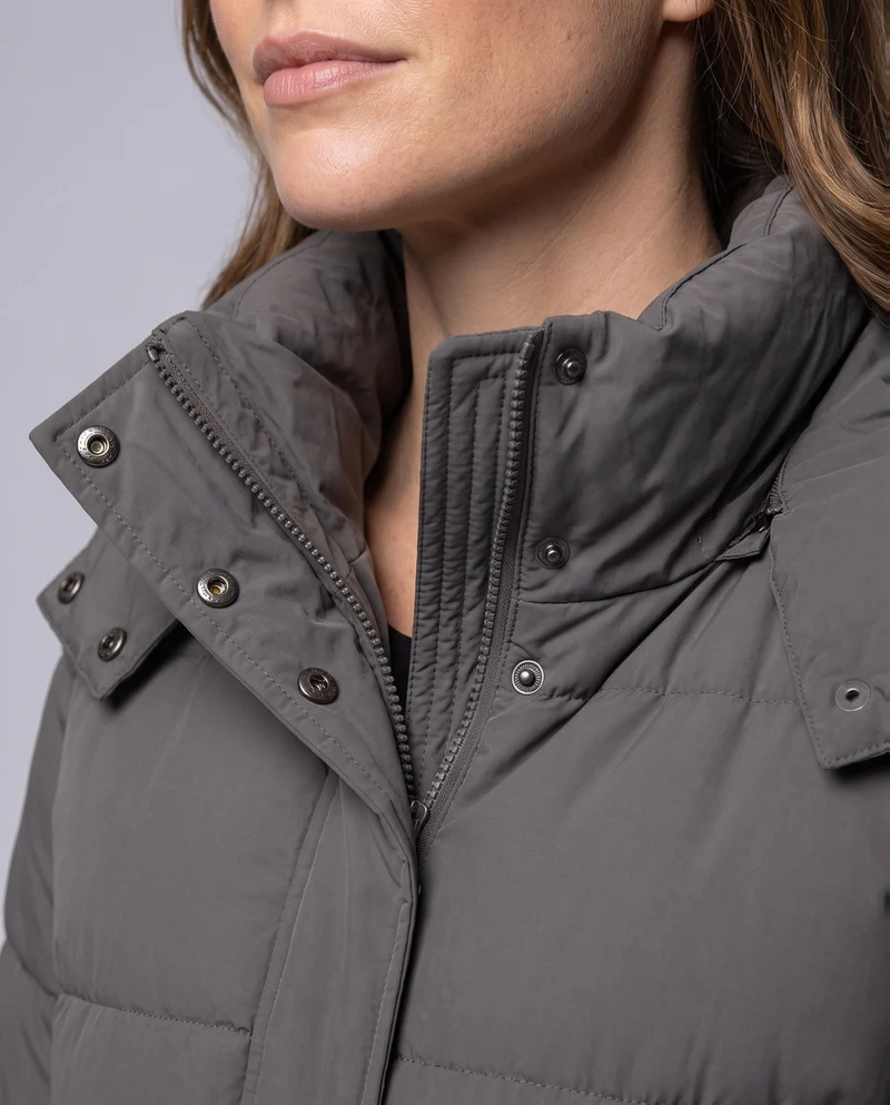Damen Nan Kompakt Outdoor Daunenjacke mit hohem Kragen, Kinnschutz und elastischen Bündchen