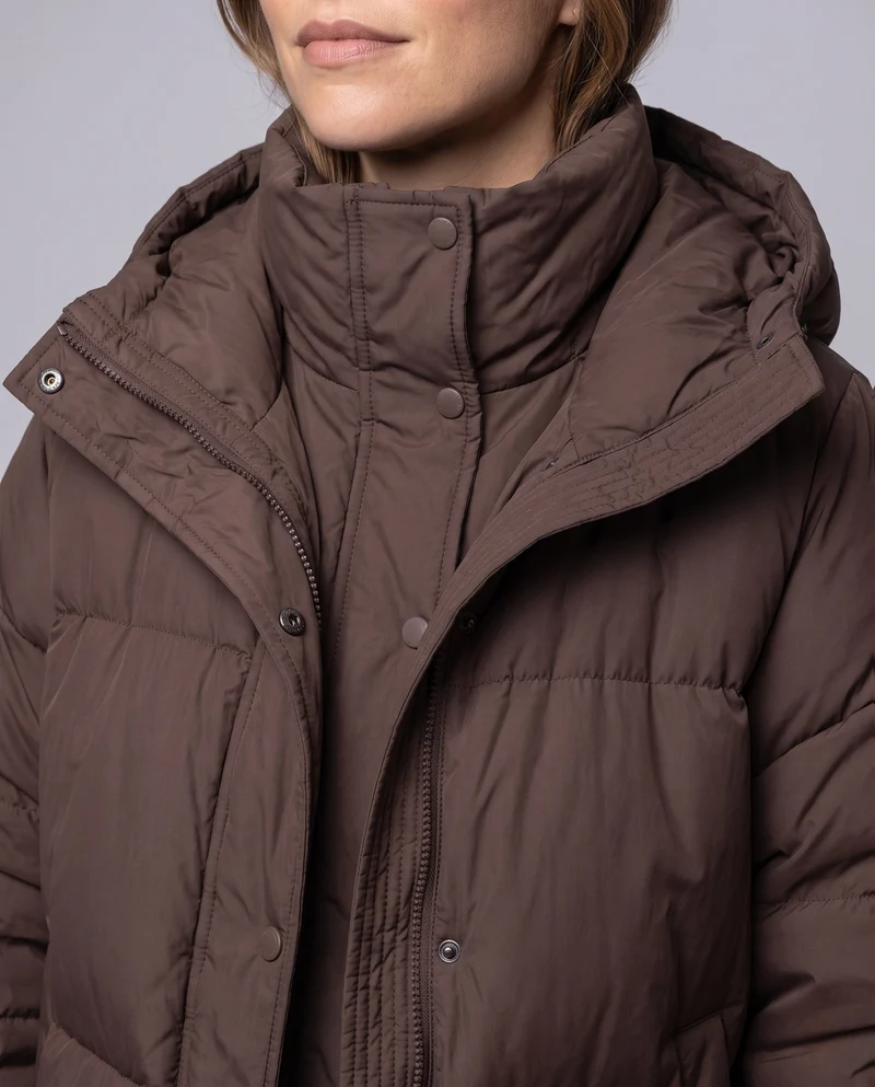 Damen kompakte gesteppte Jacke mit zusätzlicher voluminöser Kapuze und verdeckter Druckknopfblende
