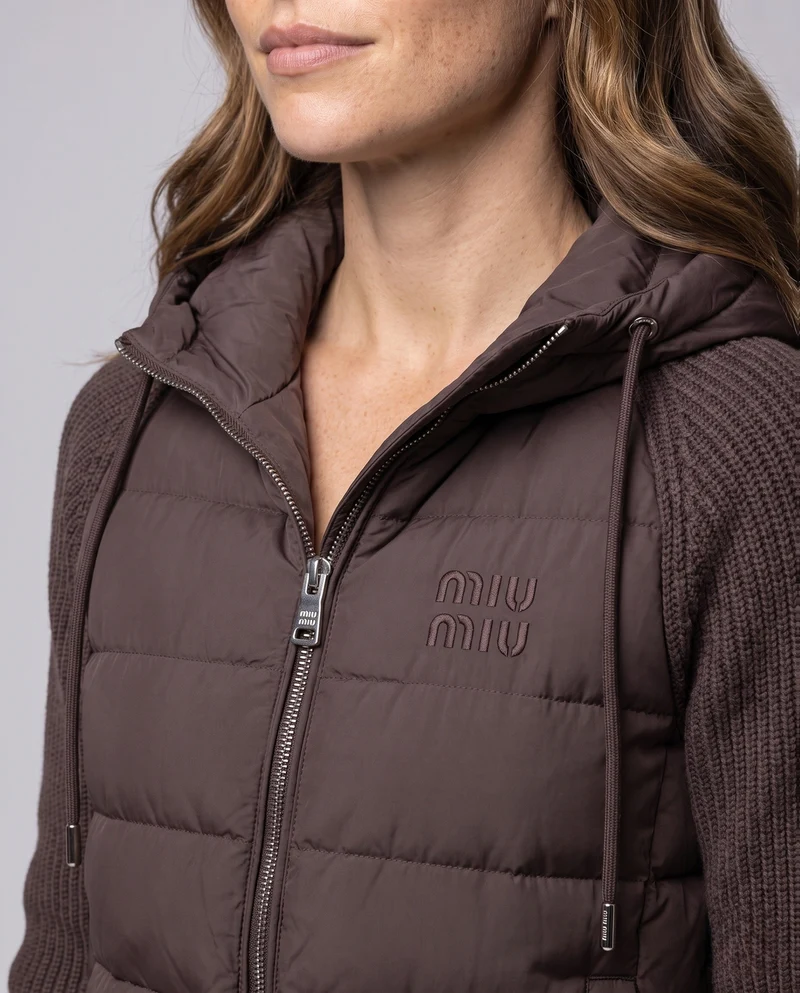 Damen kurz geschnittene gesteppte Hybridjacke mit Strickärmeln und Kapuze