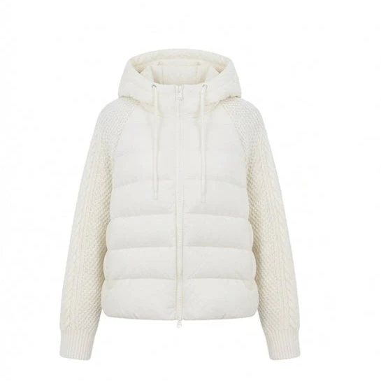 Damen kurz geschnittene gesteppte Hybridjacke mit Strickärmeln und Kapuze